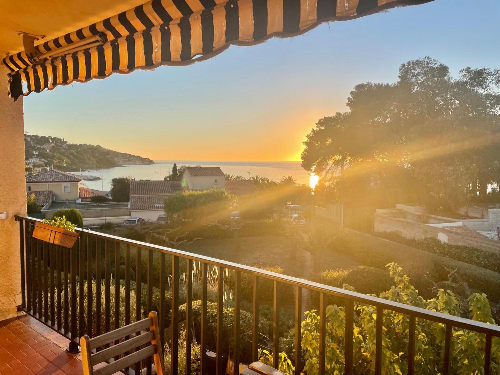 Appartement Cosy Vue Mer A 50 M De La Plage - Refait A Neuf Et Climatise Le Pradet Kültér fotó